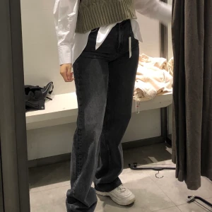 ZARA 90s byxor strl 38 - Använda en gång, lite för små för mig tyvärr 