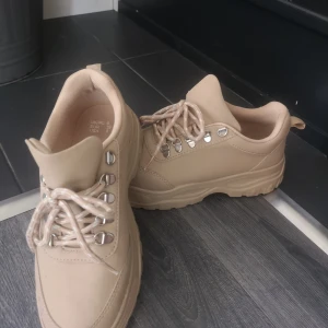 Skor - Beige skor, använda 1 gång 