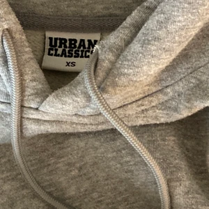 Grå hoodie - Hoodie i bra skick! 💕 köparen betalar frakten