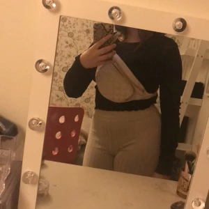 Midje väska classic från glitter i färgen nude pris från butik: 199kr - Aldrig används och är i bra skick och har två fack 