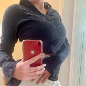 Blus med brodydetalj - Super gullig cropped marinblå blus med brodyrdetaljer från Lindex i strl 40 men skulle säga att den passar M.  Köparen står för frakt. Pris går att diskutera😇