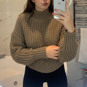 Mysig stickad tröja  - En jätte gosig stickad tröja perfekt till hösten och vintern. Sticks inte utan väldigt mjuk. Endast använd några enstaka gånger! Den sista bilden representerar färgen bäst😊💕 (priset är exklusive frakt om de ej går att mötas upp)