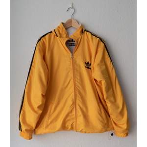Oversized vintage Adidas gul jacka, S-M / 36-38 Bra skick, men med små märken som inte har kommit ut i en vanlig tvätt.