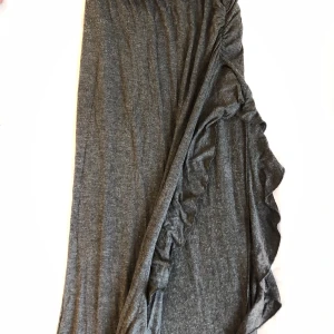 Kjol - Kjol med en slits på sidan så att ena benet är ute. Passar en XS-S-M eftersom att den är stretchig 