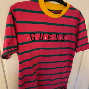 Guess - Jätte fin guess T-shirt som knappt är använd! Köparen står för frakten! 