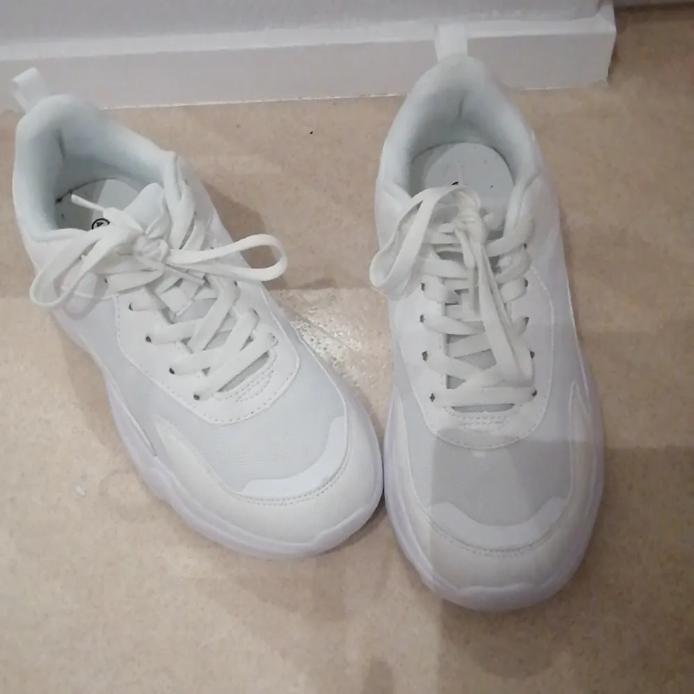 Ett par jättefina vita skor med hög sula från lager 157. Storlek 41, passar även 40. Aldrig använda då de aldtig kommit till användning ❤️. 100 kr + frakt. Kontakta vid intresse ❤️. Skor.