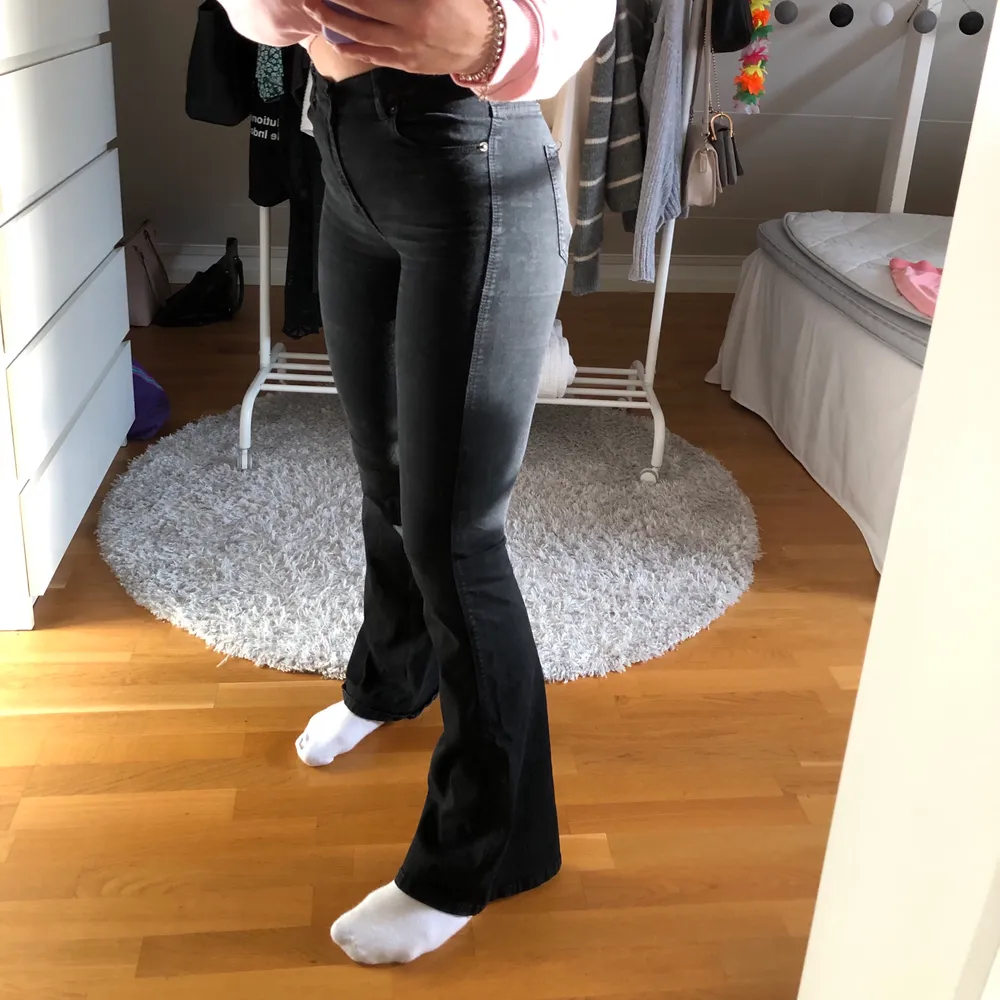 Svarta bootcut jeans från Dr denim. Sitter snyggt på och är i bra skick. Säljer då de ej kommer till användning. Är i storlek S och längden 32. Köpare står för frakten💗. Jeans & Byxor.