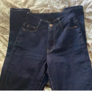 Fashionnova byxor - Fina oanvända Fashionnova byxor. Storlek 1.5, alltså en xs/s. Framhäver kurvor 