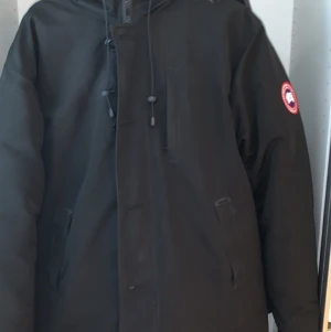 Canada goose chateu - Säljer min canada goose chateu pga att lätt tröttnad på jacka vill köpa en annan jacka. Strl L, vanlig passform