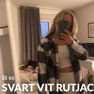 Trycker jacka från Gina tricot, köpt för 399 kr men säljer för 420 k - Trycker jacka från Gina tricot, köpt för 399 kr men säljer för 300 kr, köpt för två veckor sedan och använd 2 gånger ❤️storlek xs men ät i oversized modell.