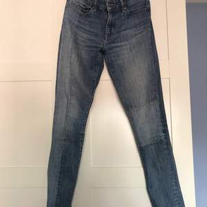 Säljer min coolaste Levis jeans då de inte passar mig längre. Stl i midjan 27! Köpta i Berlin och är i fint men använt skick                                                             Kan skickas (köparen står för frakt)