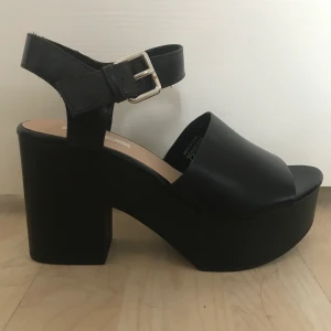 Klackar strl 37 - Ett par platåklackar från Pull&Bear, jättebekväma, knappt använda. 