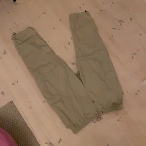 Evisen skateboards byxor beige - As snygga evisen skateboards byxor beige säljes. Stl. XL, avsedda för skateboarding. Kan även omvandlas till shorts med en dragkedja. Mycket bra skick, använd få gånger. Kontakta vid frågor! Original pris 1799 från junkyard 