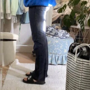 Levis svarta raka jeans - Raka, köpta second hand i malmö. Blivit för små för mig i midjan passar någon som är XS, och dem är långa på mig som är 166cm🥰