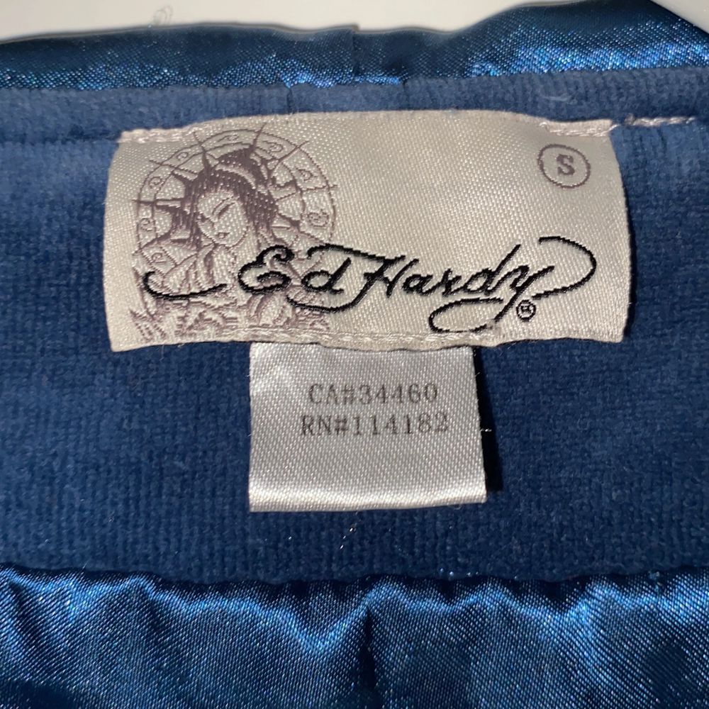 Säljer min älskade Ed Hardy tröja som nu är för liten för mig:/  bra skick och väldigt bekväm❤️  . Tröjor & Koftor.