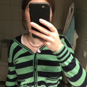 Grönrandig kofta!! - Så söt kofta med små fickor!! Köptes second hand o säljs för 40 inkl frakt. Starkare grön i verkligheten än vad bilderna visar!!☺️ FLERA INTRESSERADE SÅ BLIR BUDGIVNING, STARTBUD 40 (ingen extra fraktkostnad på budet). HÖJNING MED MINST 5 KR PÅ VARJE BUD. AVSLUTAS LÖR 24/10 kl 18!!