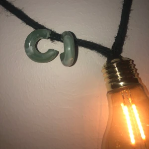 Snygga örhängen i turkosgrönt - Gulliga örhängen som tyvärr aldrig kommit till användning ~ köpt i en liten butik i London ~ snäppet ljusare/klarare färg än vad som synd på bilderna ~ inte tunga ~ kan hämtas i Norrköping eventuellt skickas mot fraktkostnad🌟 hör av er för fler bilder!!