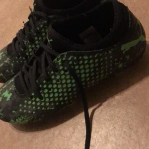 Puma fotbollsskor - Detta är ett par puma fotbolls skor både konst och naturgräs! Är i ett bra skick! Ge gärna bud så snart som möjligt .