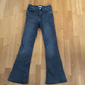 Boutcut jeans  - Grå jeans från gina i xs. Så fina men används inte. Passar mig som är 155 ❤️ väldigt fint att klippa slit i 