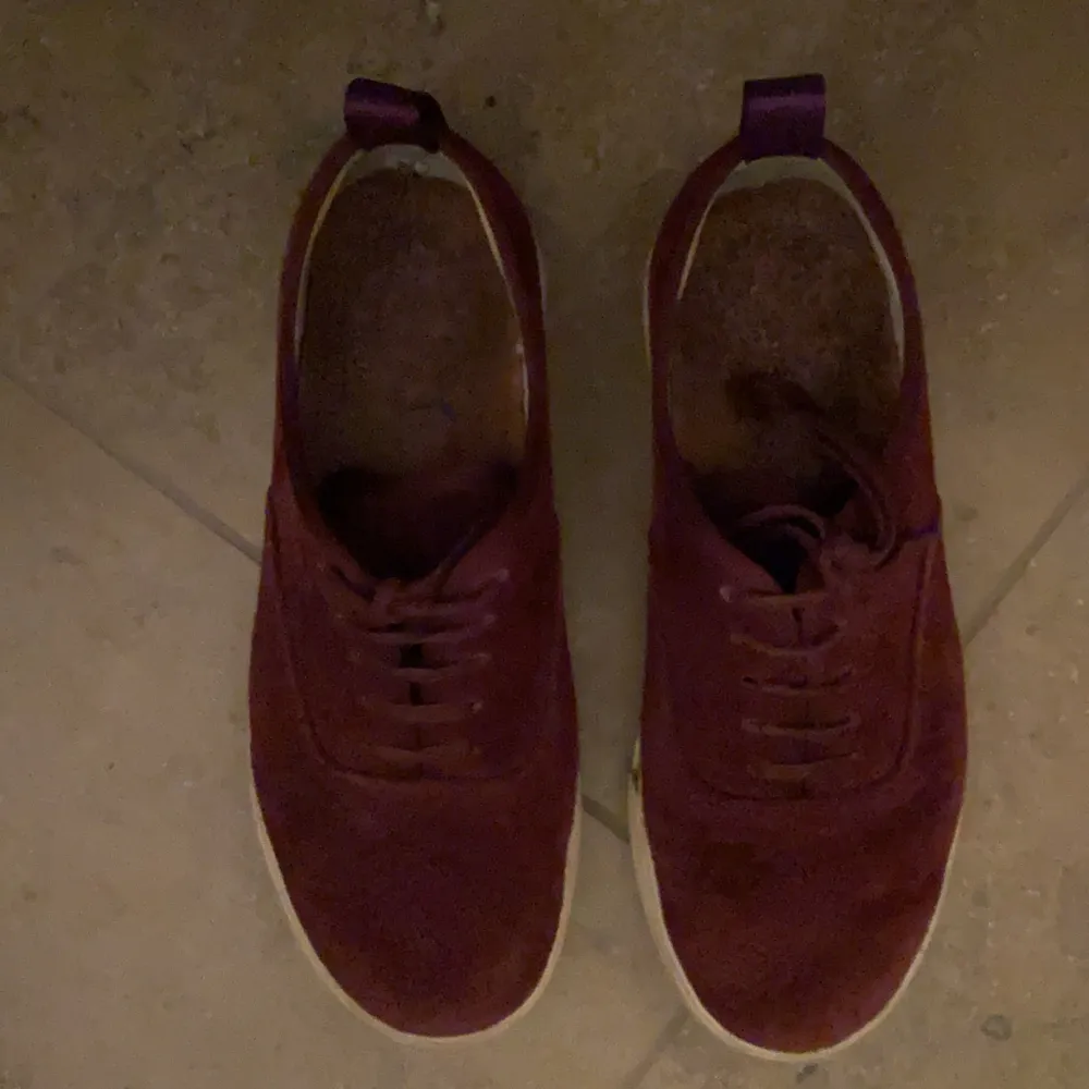 Vinröda eytys strl 40, använtskick. Sulan är lite ”smutsig” och vänstra skon har slitning på märket därbak, sista bilden. Nypris: 1800. Skor.