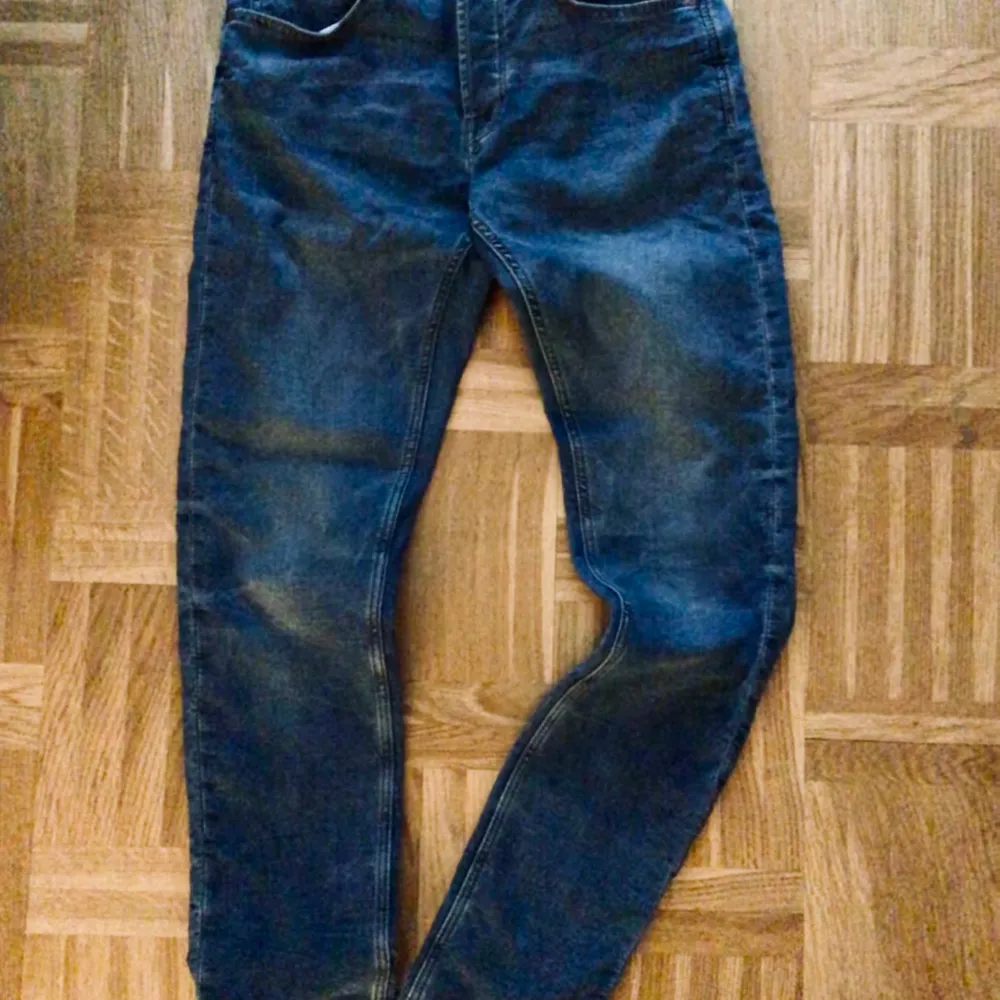 Använda en gång i Maj sedan växte min son alldeles för mycket över sommaren😬 Så dem e som nya . Stl 31/34 slim i mjukt jeans material och mörkblå .. Jeans & Byxor.