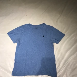 Blå T-shirt från POLO RALPH LAUREN stl M (10-12år) - T-shirt från POLO RALPH LAUREN, i en superfin blå färg och i ett bra skick!