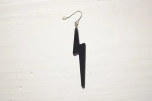  - Svart blixt örhänge sex cm långt i glansig plast. 

Bara att fråga om ni undrar något!
Frakt 28kr