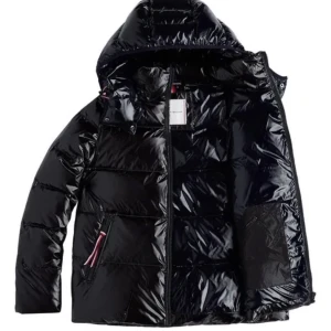 Dunjacka Tommy Hilfiger  - As snygg glansig dunjacka från Tommy Hilfiger, som är slutsåld. Jätte varm!!Knappt använd och är som ny. Orginalpris 3100kr men säljer för 1100kr💕💕 Storlek M! Kan skicka fler bilder