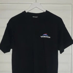 T-shirt - Vintage T-shirt från slazenger i strl L + frakt 40 kr✨🖤