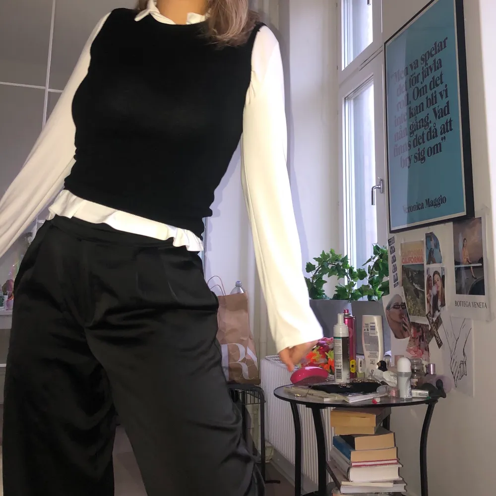 Perfekt svart väst / linne från Zara i storlek S / 36. Otroligt skönt material & väldigt stretchigt. Frakt tillkommer. Kombinera gärna köpet med någon av de andra plaggen på min profil! 🤩. Toppar.