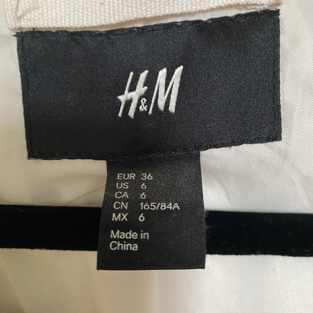 Vit kappa i fuskpäls från H&M. Använd endast ett fåtal gånger så i mycket bra skick! Supermysig för vintern🥰 . Jackor.