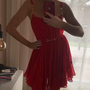 ❤️En röd klänning från Ida Sjöstedt i storlek XS/S. Sitter som en smäck och är såå fin. Hör av er vid frågor och lägg gärna ett bud i kommentarerna❤️ frakt tillkommer