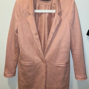 Kavaj  - Ljusrosa fin lång ”kavaj” mjukt material storlek s