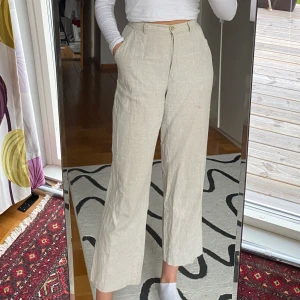Linnebyxor strl 36 - Säljer mina linnebyxor som blivit för små😢 highwaisted och lite kortare i benen, jag är 1,75m lång. Står att de är storlek 38 men de sitter mer som 36