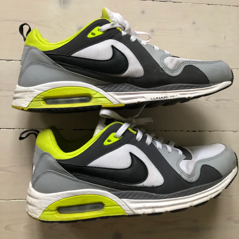 Neongröna, grå och svarta Nike Air Max i storlek 46. Skor.