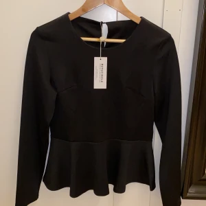 Blus/tröja  - Jätte fint tröja oanvänd prislapp på. Det är lite stretchig material ganska fint till ute kvällar. 