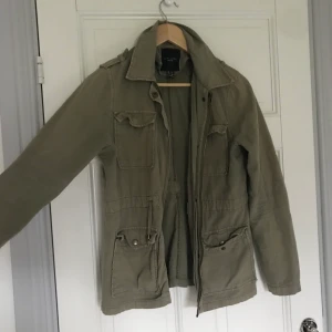 Grön jacka - En cool khakigrön jacka köpt 2019 på zalando från New look. Passar superbra i höst eller vår. Säljer då den inte kommit till användning🙏🏼🙏🏼