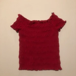 Mörkrosa topp - Topp i storlek XS. Tajt, stretchig och slutar strax över naveln. FRAKT TILLKOMMER.