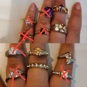 Ringar i förgylld metall - Fina ringar i förgylld metall. Stl 18 på alla utom första ringen som är en Stl 17. PRISET är 25 kr st plus frakt. Räknas som nr 1 från vänster till nr 12 på höger. Frakt tillkommer. Dessa skickas endast mot swish eftersom dom är så låga i pris. Ju fler man köper dessto bättre pris. SÅLDA RING 1-2, 4-5.