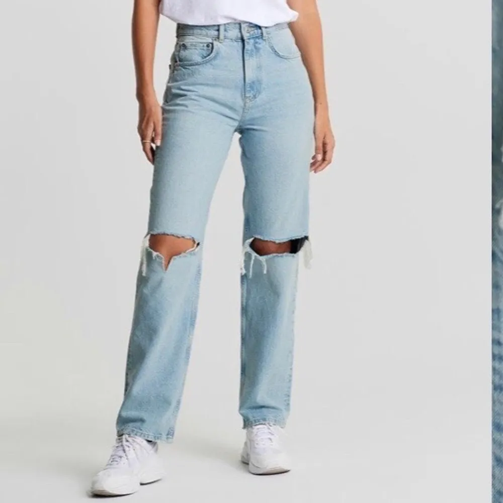 De populära jeansen ifrån Gina Tricot ”90s High Waist jeans” i storlek 34. Använda 1 gång då dom provades och säljer för att jag har ett par liknande. Sitter perfekt i längd på mig som är 168. Nypris 599. . Jeans & Byxor.