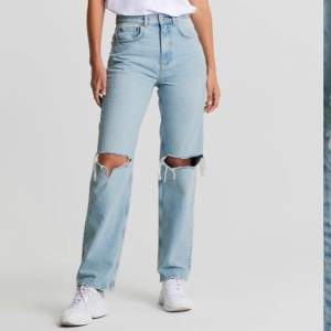 De populära jeansen ifrån Gina Tricot ”90s High Waist jeans” i storlek 34. Använda 1 gång då dom provades och säljer för att jag har ett par liknande. Sitter perfekt i längd på mig som är 168. Nypris 599. 