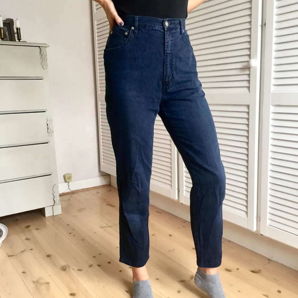 Jeans från märket Krizia jeans i storlek 32 (men passar mig som vanligtvis har storlek 36) Skriv till mig om du är intresserad eller om du har några frågor👖Fraktkostnad tillkommer! . Jeans & Byxor.