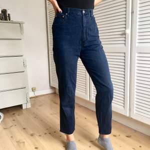 Jeans från märket Krizia jeans i storlek 32 (men passar mig som vanligtvis har storlek 36) Skriv till mig om du är intresserad eller om du har några frågor👖Fraktkostnad tillkommer! 