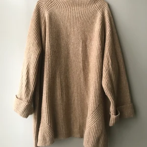 Kofta - Beige stickad oversize kofta, vet ej storlek eller märke men den är stor! Skulle säga en oversize Large. Passar många olika storlekar beroende hur du vill att den ska sitta! Jättefin i mönsterstickningen. 