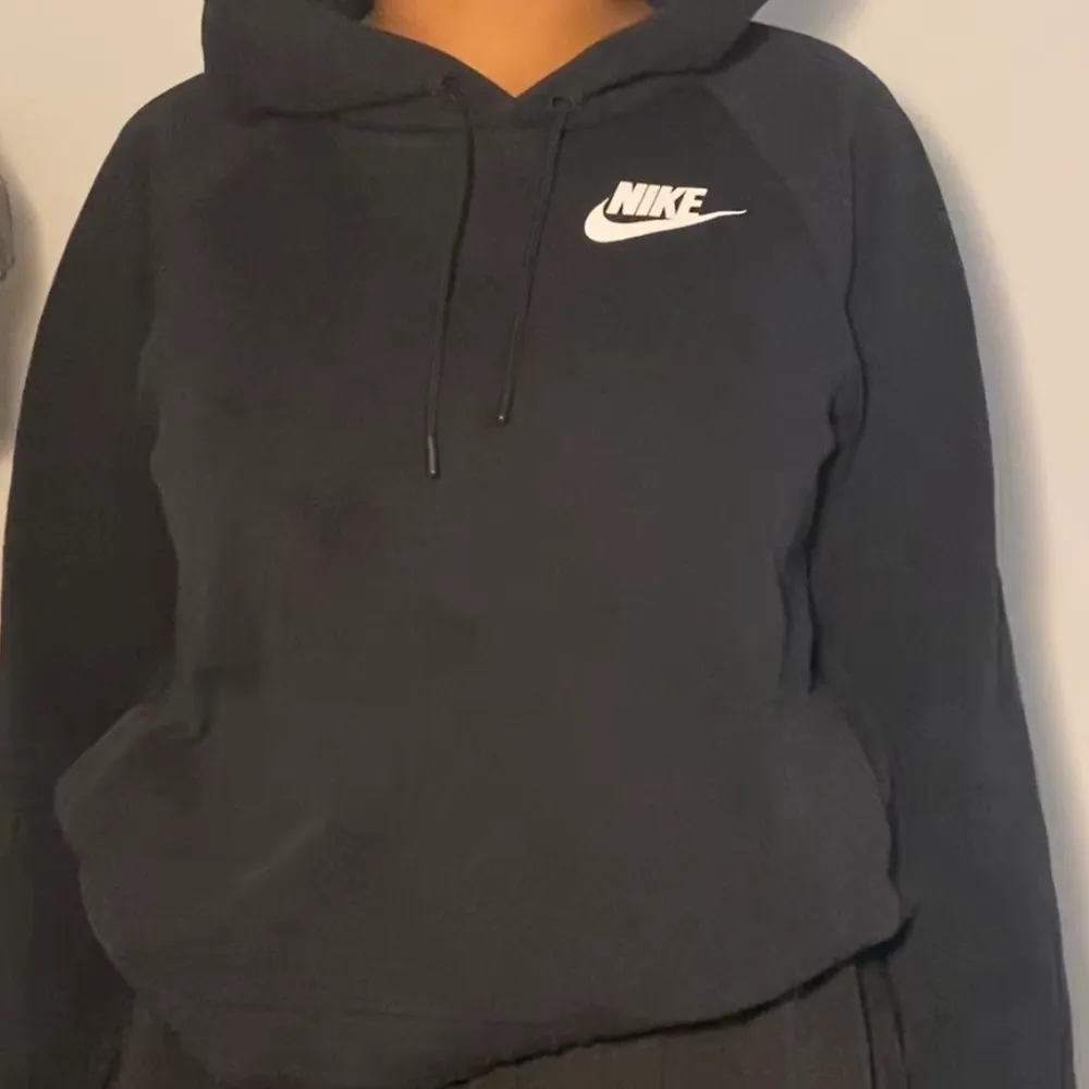 Svart hoodie från Nike i strl M. Kan användas till vardags och träning om man vill det💕. Hoodies.