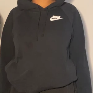 Svart Nike Hoodie  - Svart hoodie från Nike i strl M. Kan användas till vardags och träning om man vill det💕