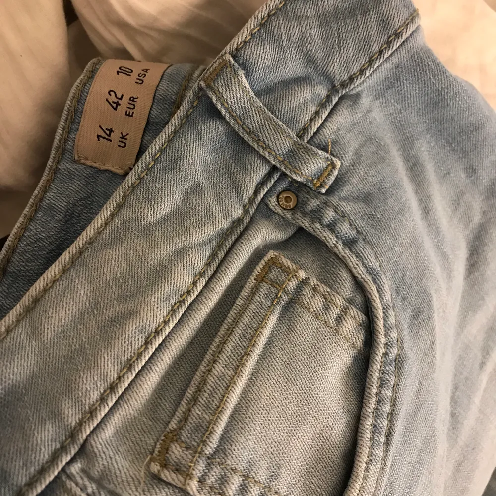 Slim jeans från Primark köpt i London för ca 2 år sedan Storlek 42 Dom är ganska stretchiga  Säljer då jag inte har fått användning för dom 50 kr + spårbar frakt 63kr. Jeans & Byxor.
