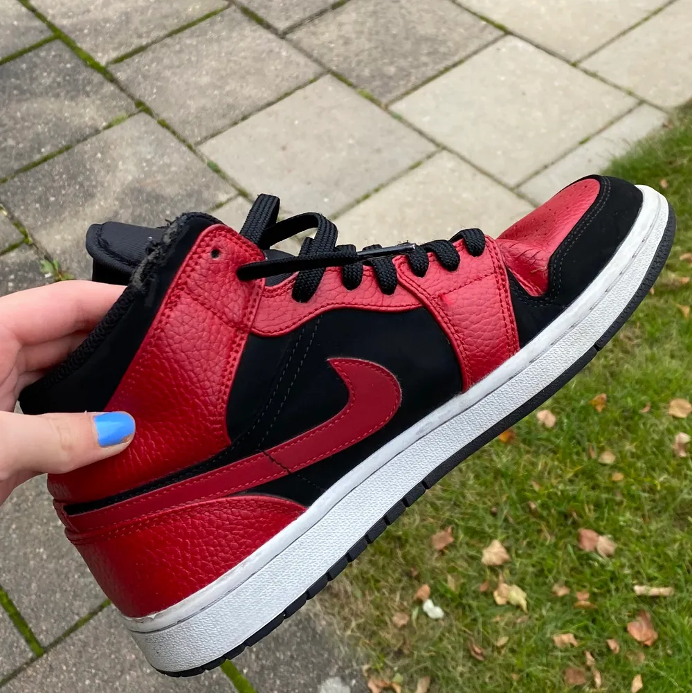 Säljer mina älskade jordans köpta här på plick. Super fina röda med matt svart mocka likanade material på de svarta partierna. Har köpt nya skosören pga att originalen var smutsiga. Det finns en slitning på insidan av ena skon (se på bild 3) ingenting man tänker på. Budet ligger på 1250kr💕. Skor.