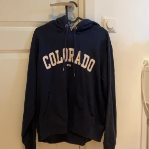 Hoodie - Hoodie från HM med vitt tryck, lite nopprig (där av priset).