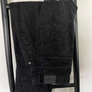 Superfina svarta jeans från weekday i modellen Voyage! Nypris 500 men säljer för 200 + frakt på 44 kr✨ Använda men i bra skick. Storlek 31/30 